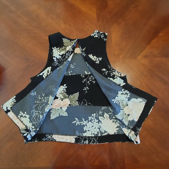 Dynamite Sleeveless Floral Top - Picture 15 of 15